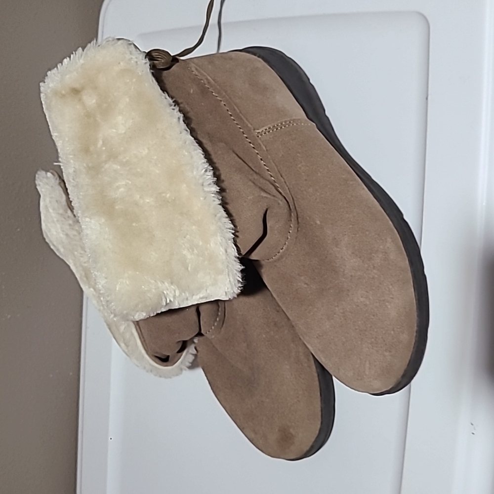 White Mountain tan taupe suede furry boots 8.5 like new